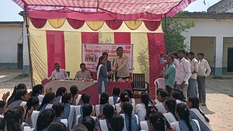 विजेता छात्राओं को पुरुष्कार वितरित करते प्रबंधक सुलखान सिंह यादव
