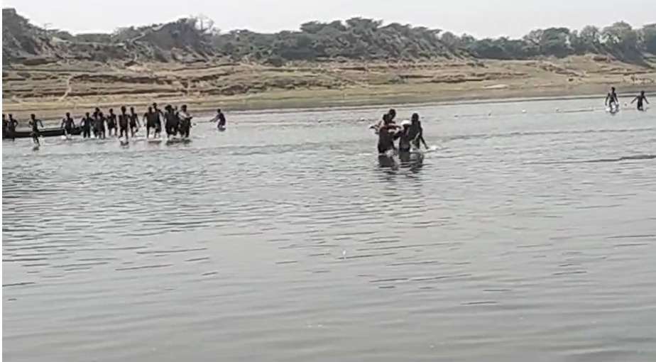 फतेहपुर में तीन युवक नदी में डूबे