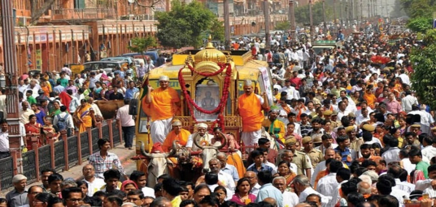 भगवान महावीर जयंती पर निकाली गई भव्य शोभायात्रा