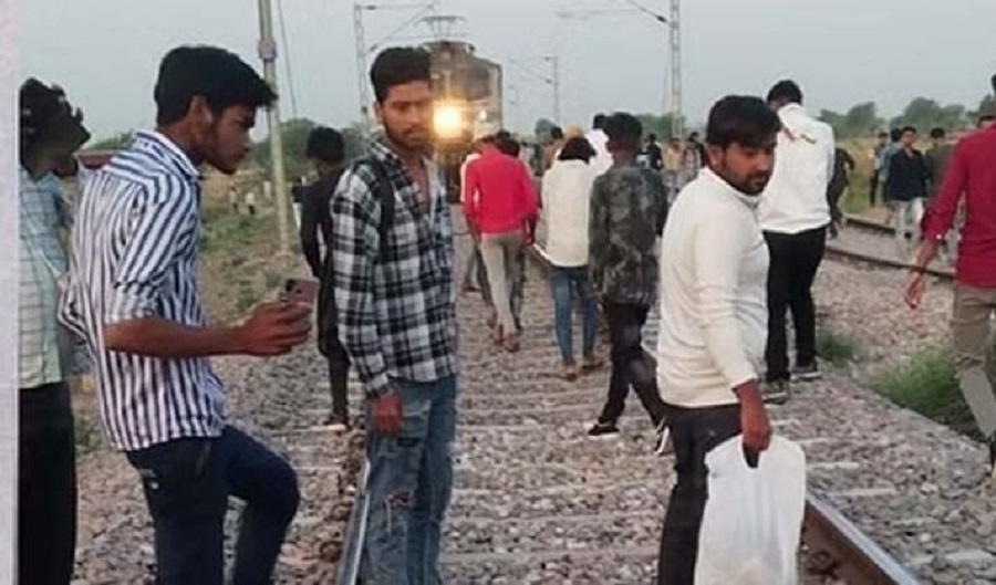 छात्र ने ट्रेन के आगे कूदकर आत्महत्या की