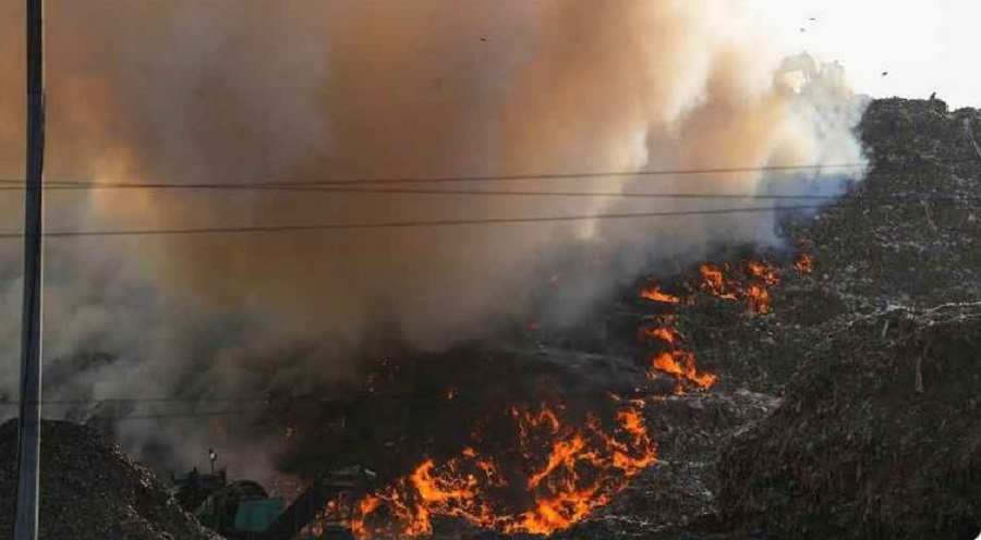 गाजीपुर लैंडफिल साइट पर लगी भीषण आग