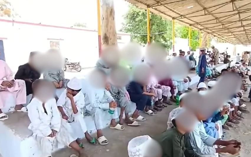 अयोध्या में पकड़ी गई बस के अंदर मिले 93 मुस्लिम बच्चे