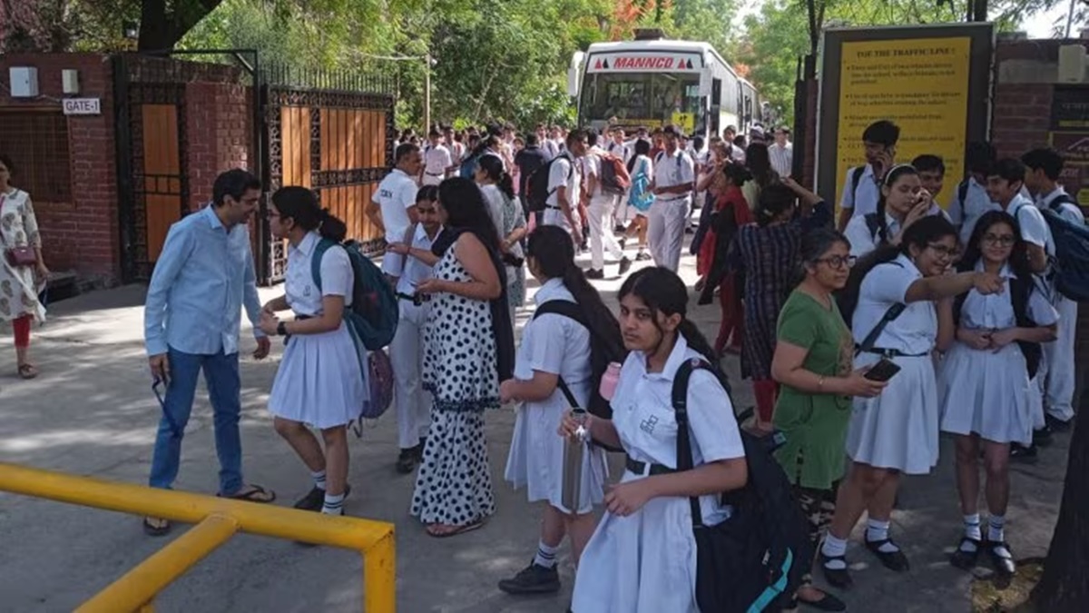 दिल्ली के स्कूलों को मिली बम की धमकी